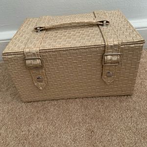 Traveling makeup case